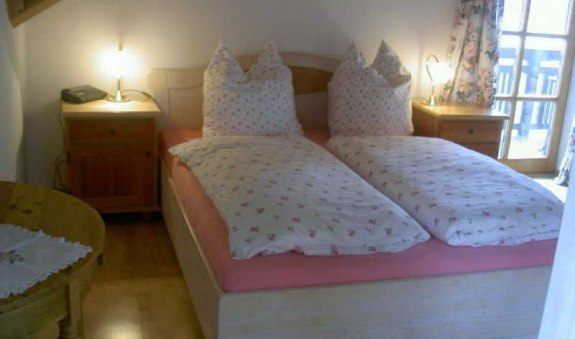 Wunderschönes Schlafzimmer mit 2 Türen auf die 2 Balkone, © im-web.de/ Marktgemeinde Holzkirchen