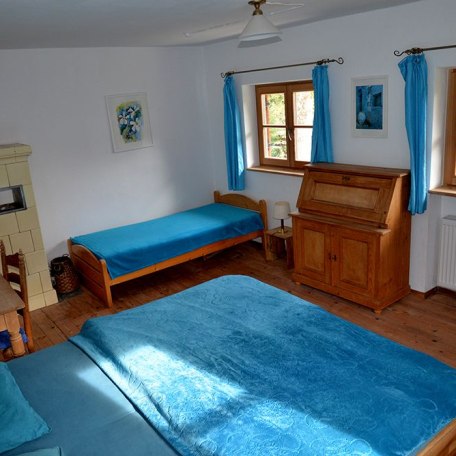 Großes Schlafzimmer im Erdgeschoß mit einem Doppelbett und einem Einzelbett., © im-web.de/ Gäste-Information Schliersee in der vitalwelt schliersee