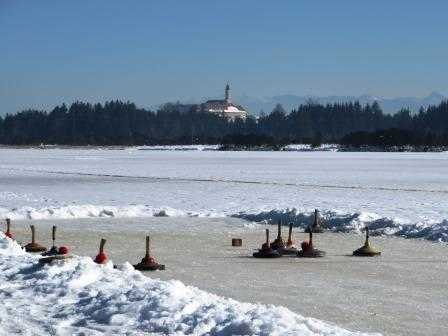 Eisstockschießen auf dem zugefrorenen Kirchsee, © im-web.de/ Tourist-Information Gmund am Tegernsee