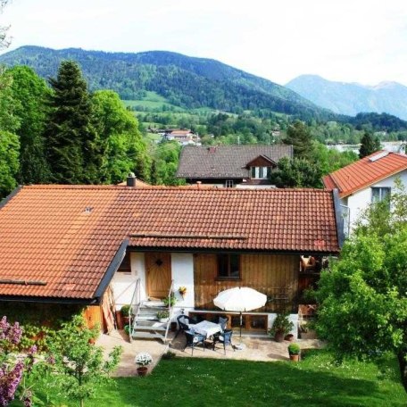 Die FeWo-Terrasse verfügt über Tisch, Stühle; hier können Sie auch Grillen  oder Liegestühle aufstellen., © im-web.de/ Tourist-Information Gmund am Tegernsee