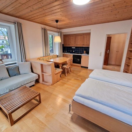 Wohn- und Schlafraum mit Couchecke, Essbereich und Küchenzeile, © Ferienwohnung Auszeit am See