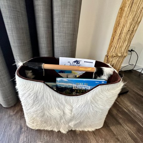 In jedem Appartement: Zeitungskorb mit Umgebungstipps, Veranstaltungskalender, Wander- und Radkarten, © AlpenOase Schliersee