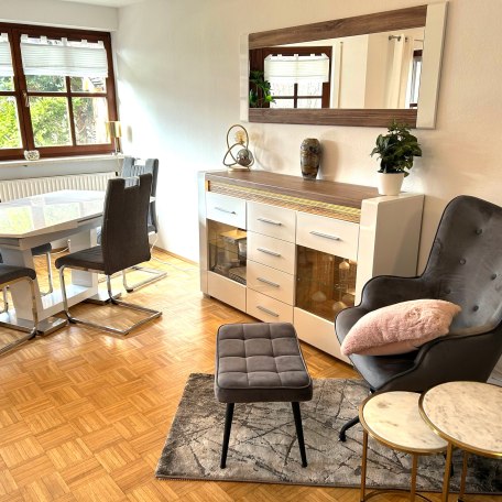 Tegernsee Perle - Blick auf Essecke und Lounge-Lesesessel, © Tegernsee Perle