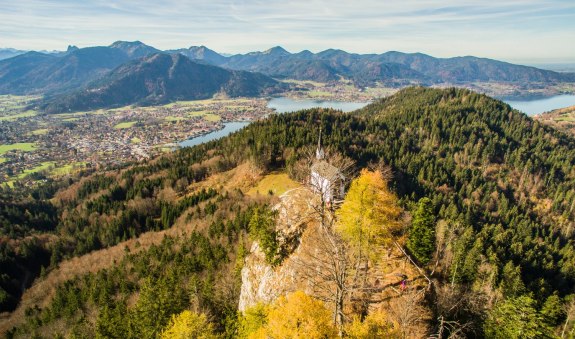 Die Riedersteinkapelle mit dem Tegernsee im Hintergrund, &copy; Alpenregion Tegernsee Schliersee