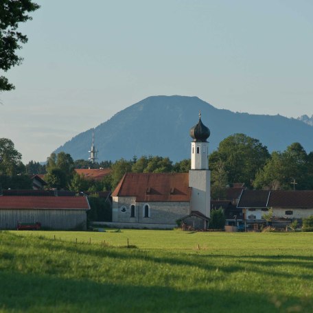 Piesenkamer Kirche mit Berge, © im-web.de/ Gemeinde Waakirchen-Schaftlach