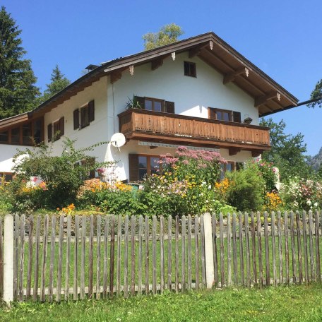 Das Haus im Sommer, © im-web.de/ Gäste-Information Schliersee in der vitalwelt schliersee