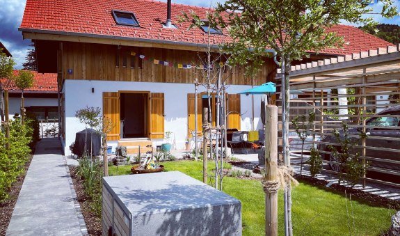 Außenansicht Haus Sonnengruß, © im-web.de/ Gäste-Information Schliersee in der vitalwelt schliersee