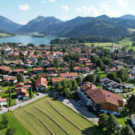 Lage der Unterkunft (rechts im Bild: Haupthaus mit den Appartement-Nebenhäusern, © AlpenOase Schliersee
