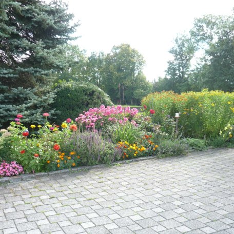 Parkplatz mit Blumenbeet, &copy; im-web.de/ Tourist-Information Gmund am Tegernsee