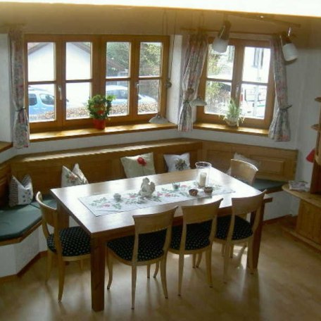 Herrliches helles freundliches Wohnzimmer mit großer Sitzmöglichkeit, © im-web.de/ Marktgemeinde Holzkirchen