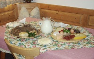 Fr&uuml;hst&uuml;cksbuffet mit eigenen Produkten und Lebensmittel, &copy; im-web.de/ Tourist-Information Rottach-Egern