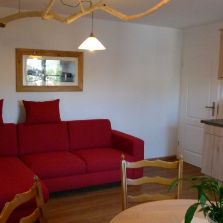 Küche mit Wohnraum und Sofa (Schlaffunktion) und Balkontür in FeWo 1, © im-web.de/ Tourist-Information Bad Wiessee
