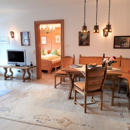 Esstisch mit Blick ins Schlafzimmer, © im-web.de/ Gäste-Information Schliersee in der vitalwelt schliersee