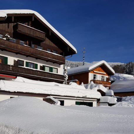 Hausansicht im Winter, © im-web.de/ Gäste-Information Schliersee in der vitalwelt schliersee
