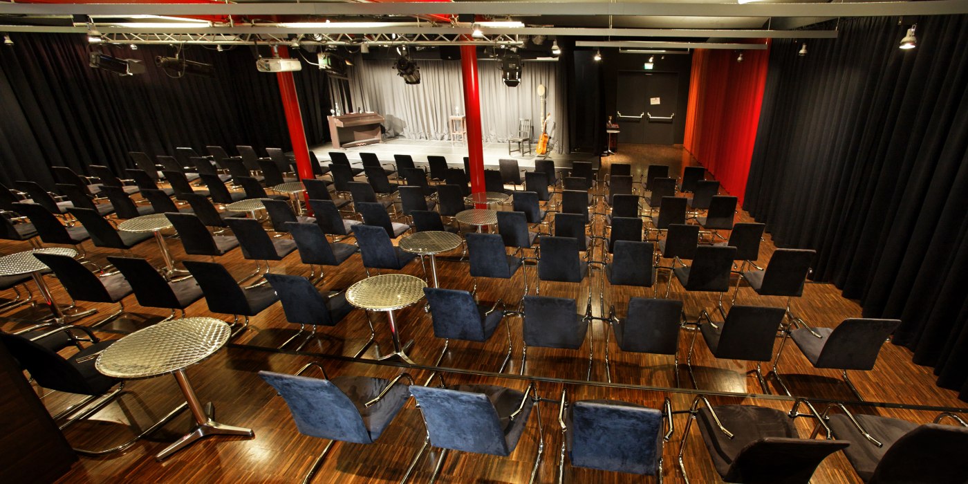 01 FoolsTheater