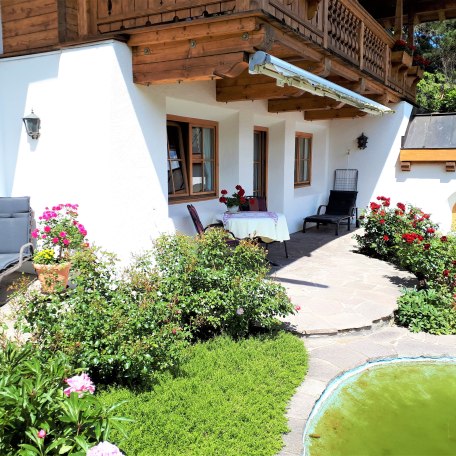 Terrasse mit Esstisch und Liegen, © im-web.de/ Gäste-Information Schliersee in der vitalwelt schliersee