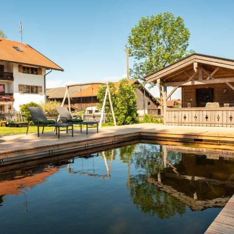 unser beheizter Natur-Holzpool mit Liegen, © im-web.de/ Gemeinde Waakirchen-Schaftlach