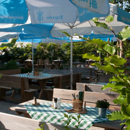 Gasthof Batznhäusl in Kreuth am Tegernsee  - Biergarten von Frühjahr bis Herbst bei sonnigem Wetter geöffnet, © GERLIND SCHIELE PHOTOGRAPHY TEGERNSEE