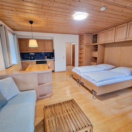 Wohn- und Schlafraum mit Couchecke, Essbereich und Küchenzeile, © Ferienwohnung Auszeit am See