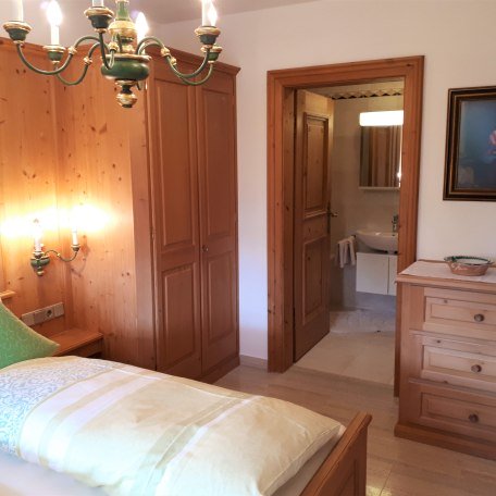 Schlafzimmer mit Blick ins Bad., © im-web.de/ Gäste-Information Schliersee in der vitalwelt schliersee