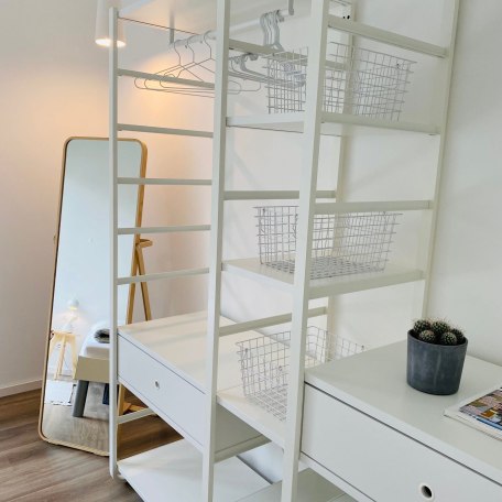 Schlafzimmer mit Spiegel und offene Ablage für die Kleidung, © Das Bad Wiessee 22