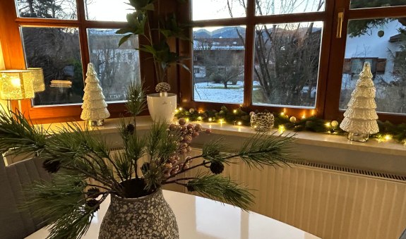 Weihnachtlich geschmückte Essecke im Erker der Tegernsee Perle, © Tegernsee Perle
