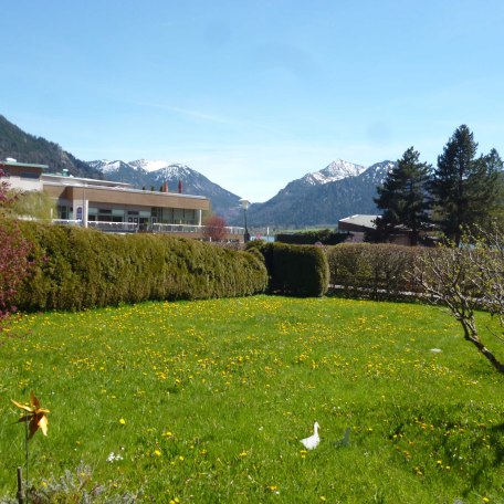 Ausblick von den Ferienwohnungen mit Garten, zur Vitalwelt, mit Schwimmbad, Sauna, Restaurant und die umliegenden Schlierseer Berge, © im-web.de/ Gäste-Information Schliersee in der vitalwelt schliersee