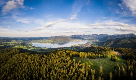 Die Holzeralm im Hintergrund der Tegernsee, © Alpenregion Tegernsee Schliersee