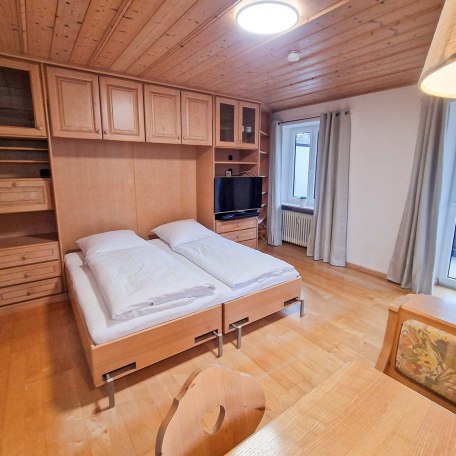 Wohn- und Schlafraum mit Couchecke, Essbereich und Küchenzeile, © Ferienwohnung Auszeit am See