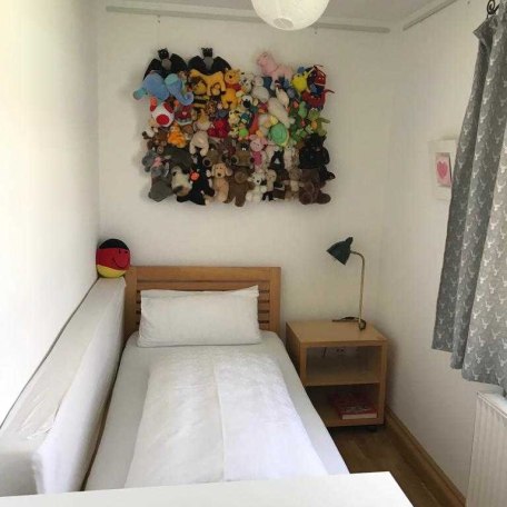 Kleines Schlafzimmer mit Einzelbett (Zugang durch das größere Schlafzimmer), © im-web.de/ Gemeinde Hausham