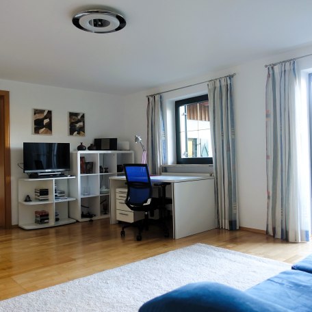 Wohnzimmer mit Durchgang zur Küche, © U. Klöppel