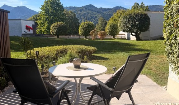 Blick von S&uuml;dterrasse (erneuert 9-2026) auf die Berge, &copy; im-web.de/ G&auml;ste-Information Schliersee in der vitalwelt schliersee