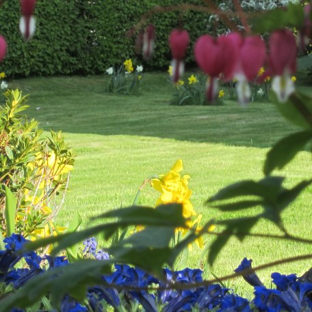 Unser Garten mit Liegewiese, © Gästehaus Gartenheim am Tegernsee