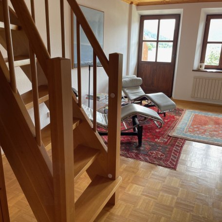Blick von der Eingangstür auf die Treppe zum DG, © im-web.de/ Gäste-Information Schliersee in der vitalwelt schliersee