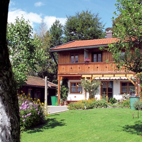 die Ferienwohnung vom Garten aus gesehen, © im-web.de/ Gäste-Information Schliersee in der vitalwelt schliersee