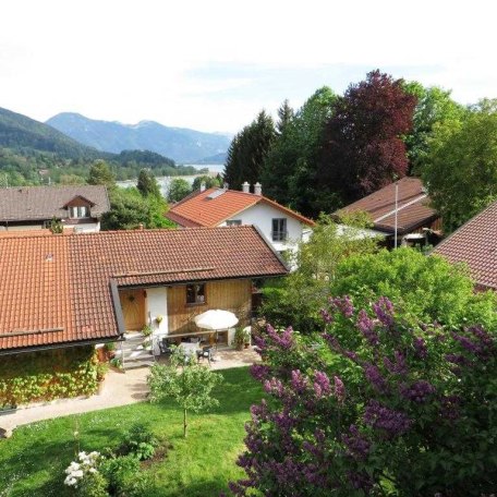 Die Ferienwohnung liegt in angenehm grüner Umgebung mit Blick auf See und Berge., © im-web.de/ Tourist-Information Gmund am Tegernsee