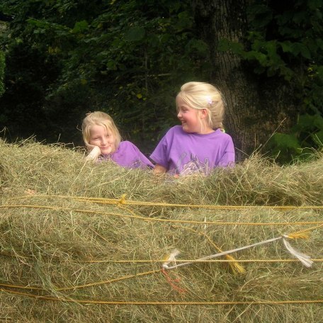 Kinder auf dem Heuwagen, © im-web.de/ Gäste-Information Schliersee in der vitalwelt schliersee