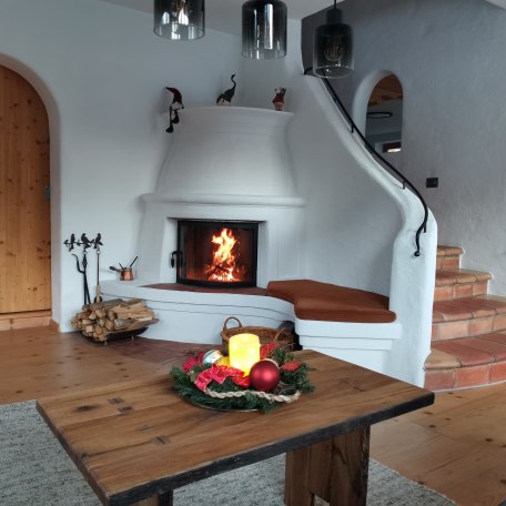 gem&uuml;tlicher Kamin im Wohnzimmer der Ferienwohnung Bergfeld, &copy; im-web.de/ Kur- und Tourist-Info Bayrischzell