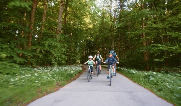 Familie im Wald, © Alpenregion Tegernsee Schliersee Familie im Wald, © Alpenregion Tegernsee Schliersee