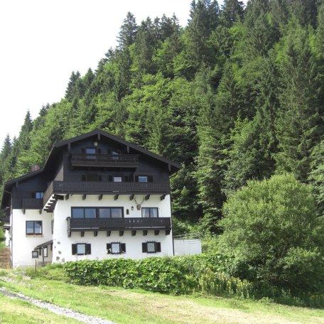 Außenansicht des Hauses, © im-web.de/ Gäste-Information Schliersee in der vitalwelt schliersee