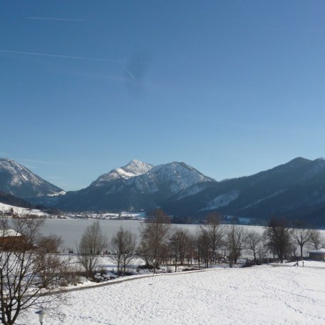 Winteridyll am Schliersee, Aussicht Traumhafte Aussicht von den Ferienwohnungen auf die Seewiese, Bootanlegesteg, Insel und die umliegenden Schlierseer Berge, © im-web.de/ Gäste-Information Schliersee in der vitalwelt schliersee