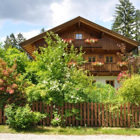 Wunderschön eingewachsener Garten., © im-web.de/ Gäste-Information Schliersee in der vitalwelt schliersee