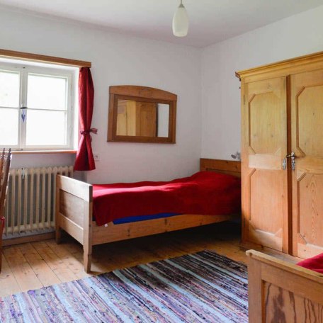 2. Schlafzimmer im Erdgeschoß mit 2 Einzelbetten, © im-web.de/ Gäste-Information Schliersee in der vitalwelt schliersee
