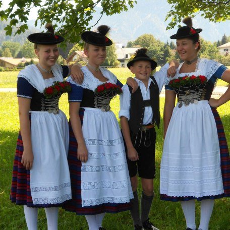 Unsere Tochter Julia mit TrachtlerInnen, © im-web.de/ Tourist-Information Rottach-Egern