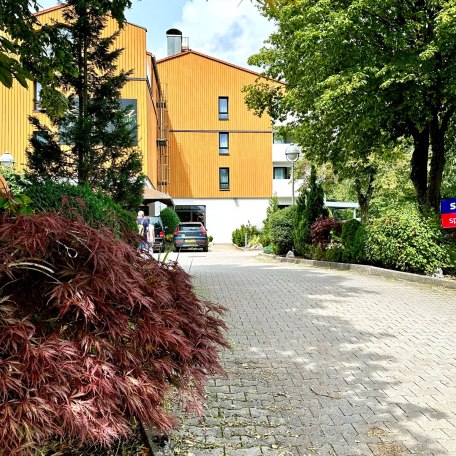 Einfahrt zum Parkplatz und Hauptgebäude, © AlpenOase Schliersee