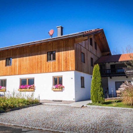 Ferienwohnung im Erdgeschoss und Essplatz im Freien (rechts hinter Wiese), © im-web.de/ Tourist-Information Gmund am Tegernsee