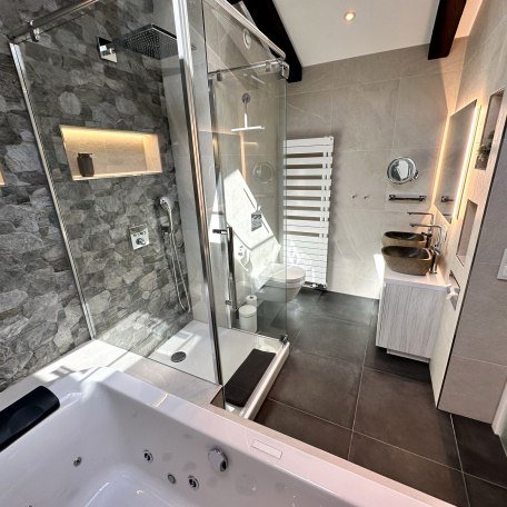 Suite: Master-Badezimmer mit Whirlpool Badewanne und großer Regendusche, © AlpenOase Schliersee