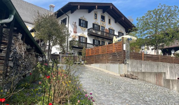 Hofhaus im Frühling, © im-web.de/ Gäste-Information Schliersee in der vitalwelt schliersee