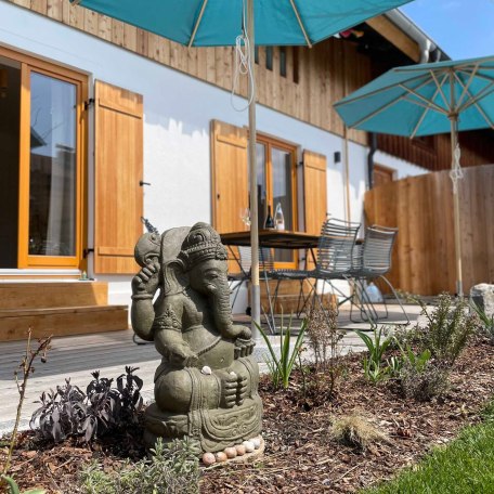 Terasse mit Ganesha im Garten, © im-web.de/ Gäste-Information Schliersee in der vitalwelt schliersee