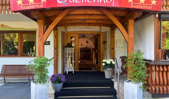 Hotel-Eingang, &copy; im-web.de/ Tourist-Information Bad Wiessee